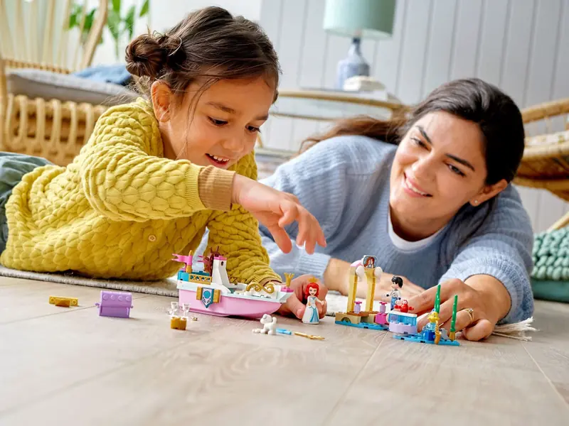 LEGO 43191 Świąteczna łódź Arielki zdjęcie 11