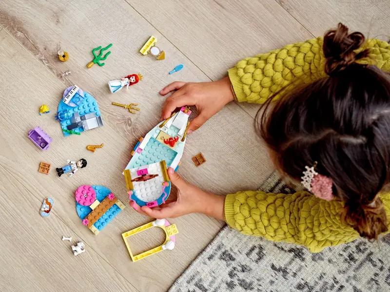 LEGO 43191 Świąteczna łódź Arielki zdjęcie 10