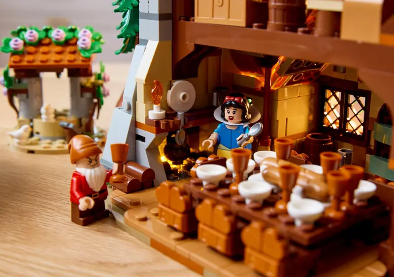 LEGO 43242 Chatka Królewny Śnieżki i siedmiu krasnoludków zdjęcie 11
