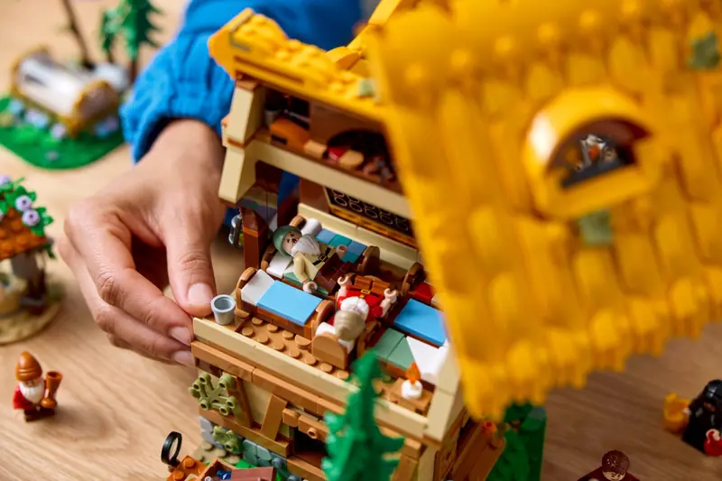 LEGO 43242 Chatka Królewny Śnieżki i siedmiu krasnoludków zdjęcie 12