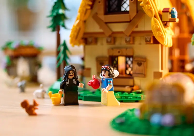 LEGO 43242 Chatka Królewny Śnieżki i siedmiu krasnoludków zdjęcie 13