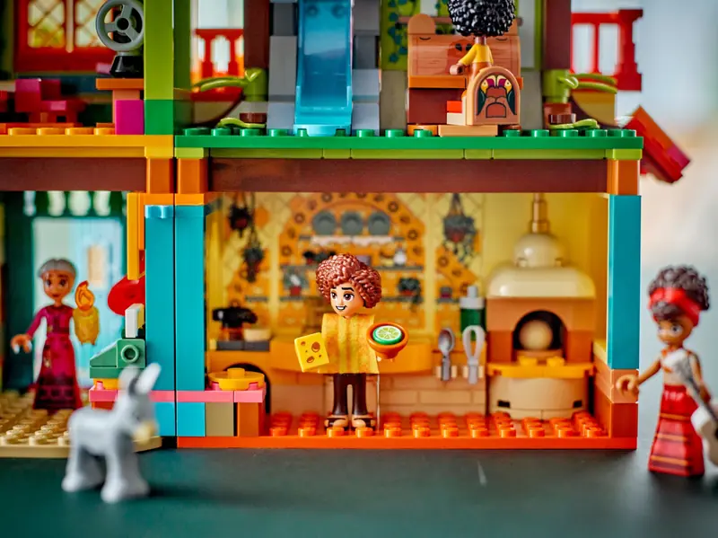 LEGO 43245 Magiczny dom Madrigalów zdjęcie 11