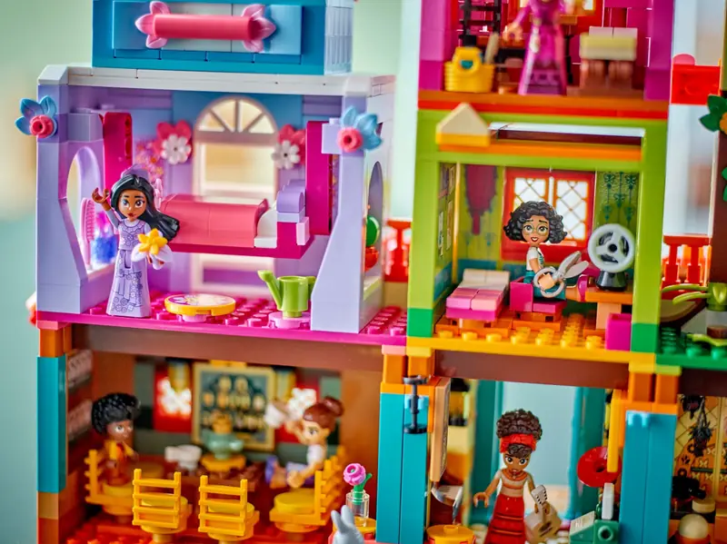 LEGO 43245 Magiczny dom Madrigalów zdjęcie 12