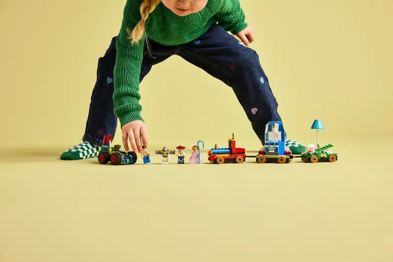 LEGO 43264 Toy Story - Okolicznościowy pociąg i Pan Sterowany zdjęcie 9