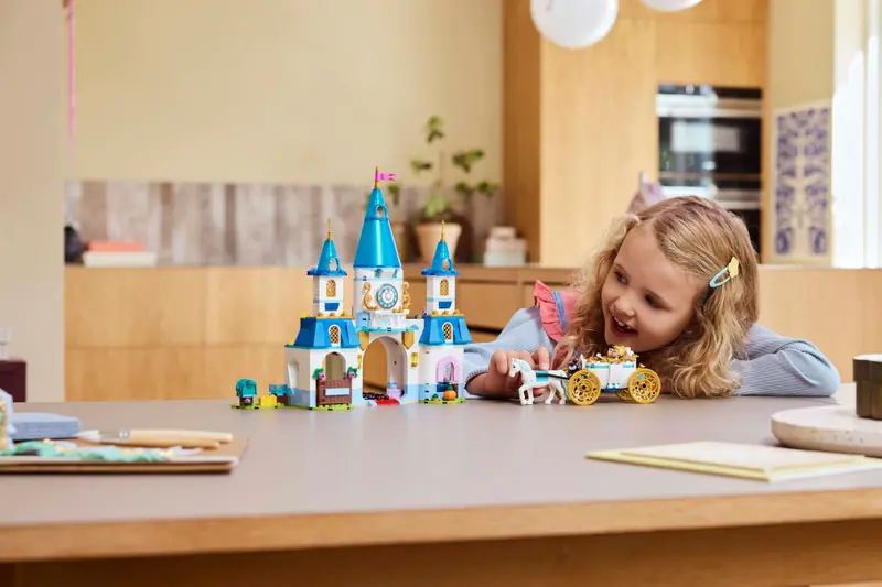 LEGO 43275 Zamek Kopciuszka i kareta zdjęcie 10