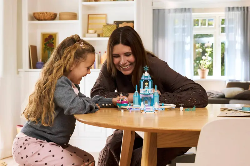 LEGO 43281 Lodowy zamek Elzy i śnieżna przejażdżka zdjęcie 10