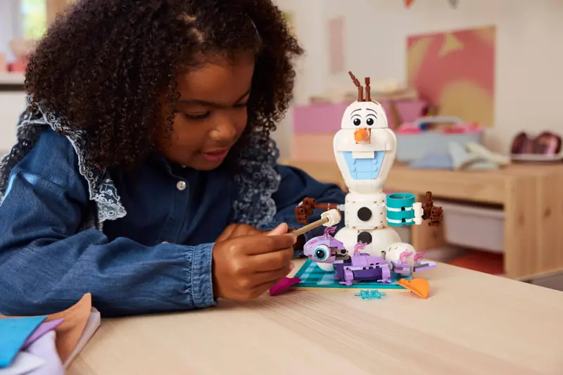 LEGO 43287 Piknik Olafa i Bruniego zdjęcie 10