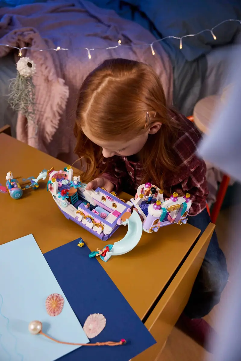 LEGO 43299 Królewska łódź weselna Arielki zdjęcie 12