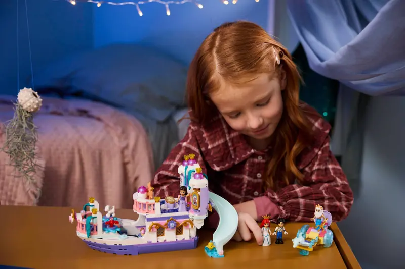 LEGO 43299 Królewska łódź weselna Arielki zdjęcie 13