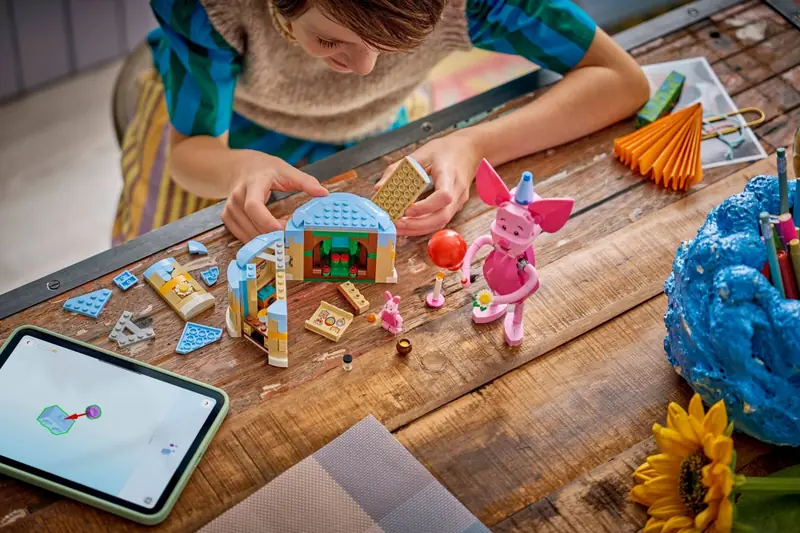LEGO 43305 Przyjęcie urodzinowe Prosiaczka zdjęcie 9
