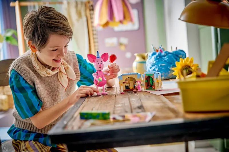 LEGO 43305 Przyjęcie urodzinowe Prosiaczka zdjęcie 10