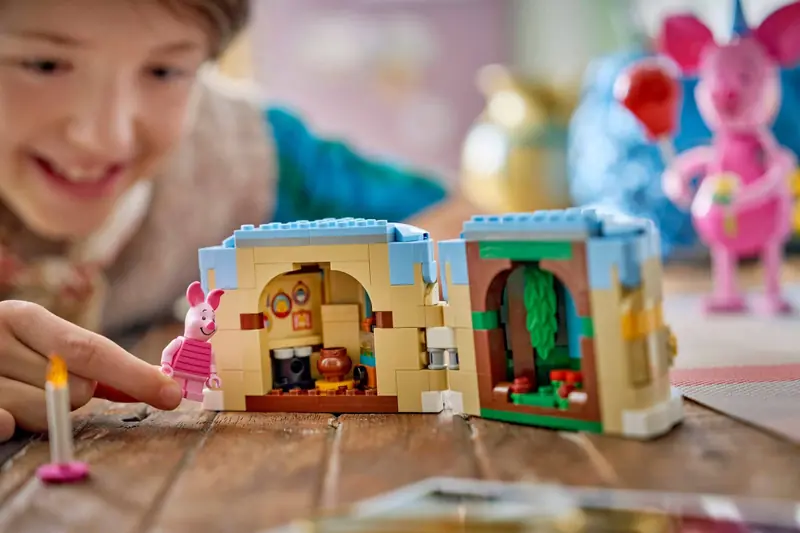 LEGO 43305 Przyjęcie urodzinowe Prosiaczka zdjęcie 11