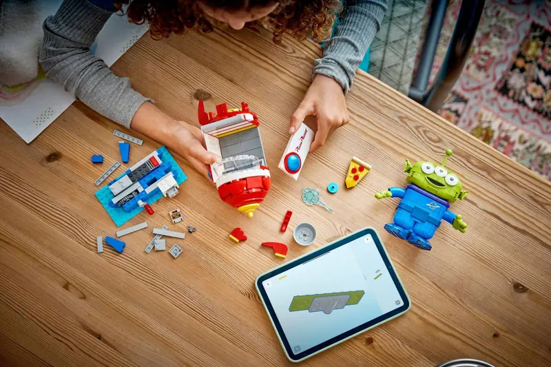 LEGO 43307 Kosmita z bujaną rakietą Pizza Planet zdjęcie 10