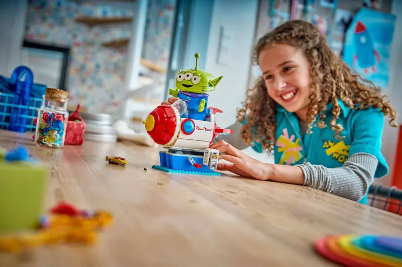 LEGO 43307 Kosmita z bujaną rakietą Pizza Planet zdjęcie 11