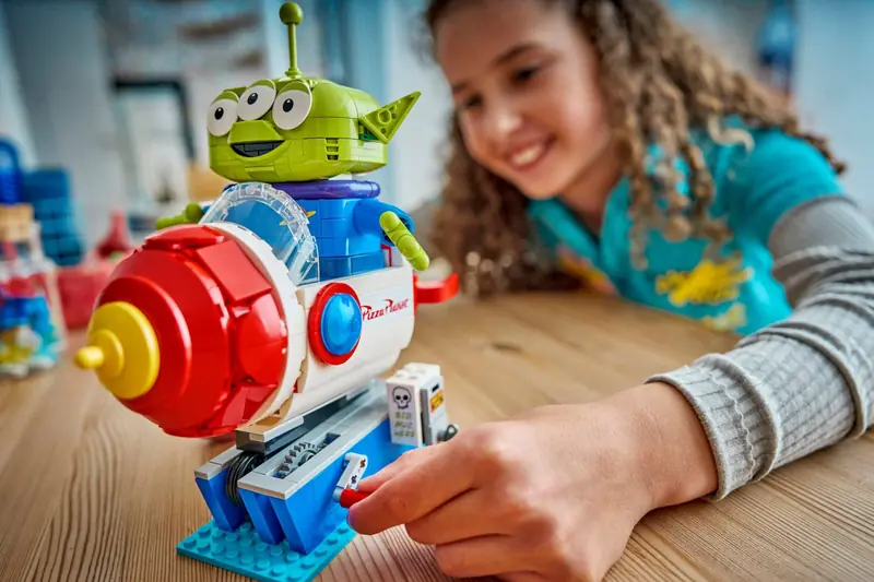 LEGO 43307 Kosmita z bujaną rakietą Pizza Planet zdjęcie 12