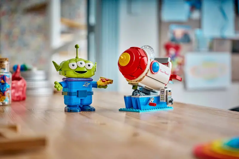 LEGO 43307 Kosmita z bujaną rakietą Pizza Planet zdjęcie 13