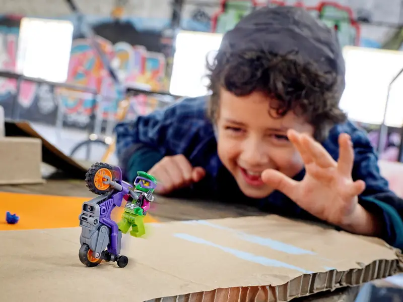 LEGO 60296 Wheelie na motocyklu kaskaderskim zdjęcie 7