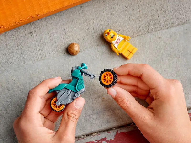 LEGO 60310 Motocykl kaskaderski z kurczakiem zdjęcie 4