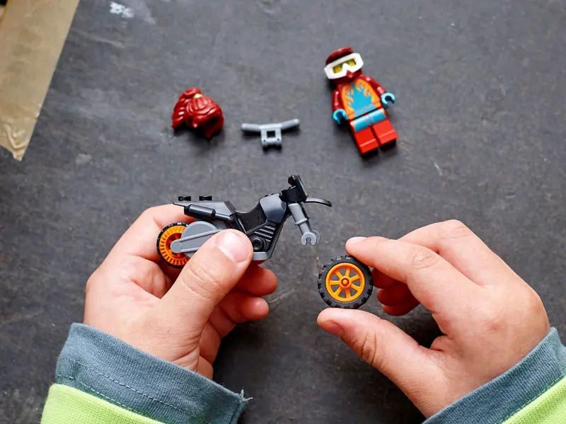 LEGO 60311 Ognisty motocykl kaskaderski zdjęcie 11