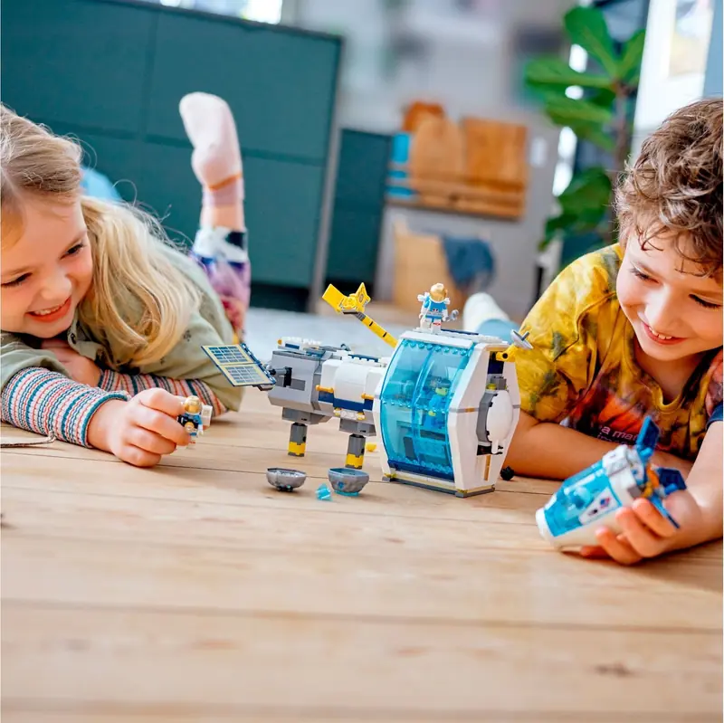 LEGO 60349 Stacja kosmiczna na Księżycu zdjęcie 11