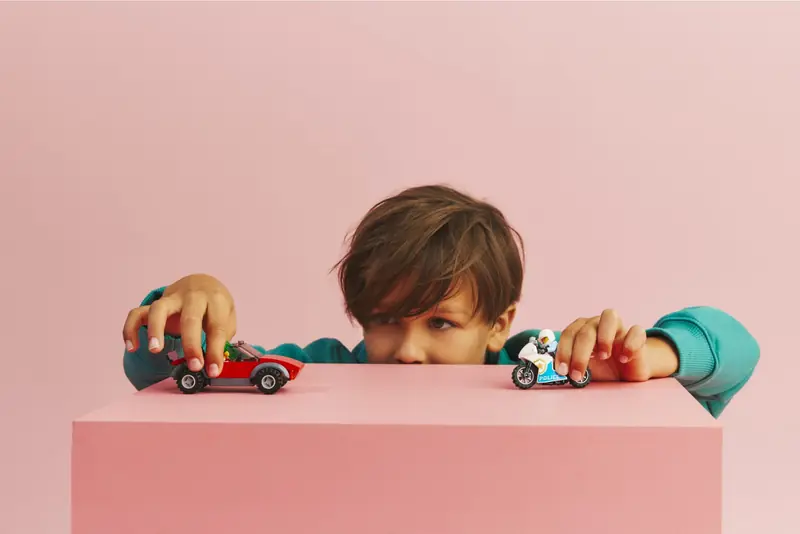LEGO 60392 Motocykl policyjny – pościg za samochodem zdjęcie 7