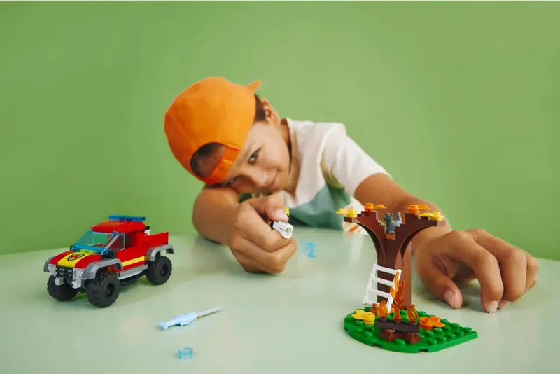LEGO 60393 Wóz strażacki 4x4 – misja ratunkowa zdjęcie 7