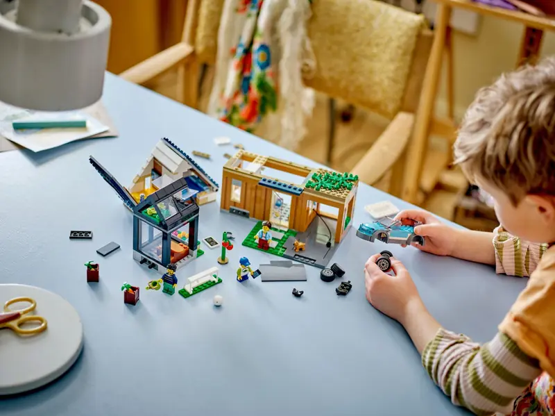 LEGO 60398 Domek rodzinny i samochód elektryczny zdjęcie 8