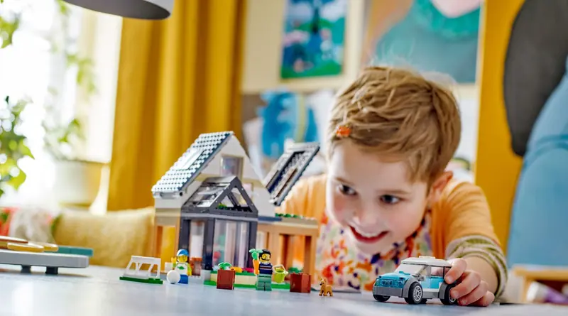 LEGO 60398 Domek rodzinny i samochód elektryczny zdjęcie 9