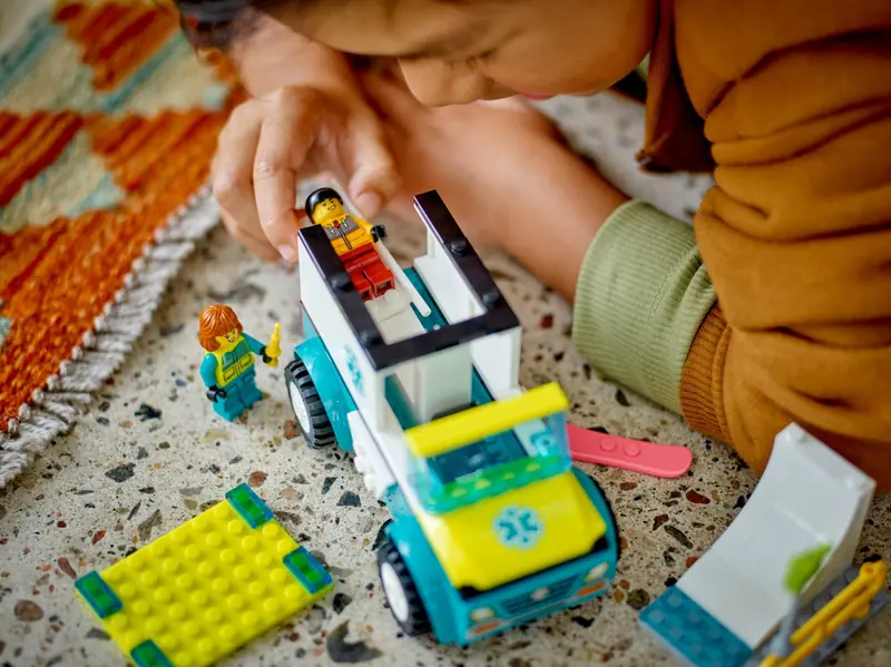 LEGO 60403 Karetka i snowboardzista zdjęcie 8