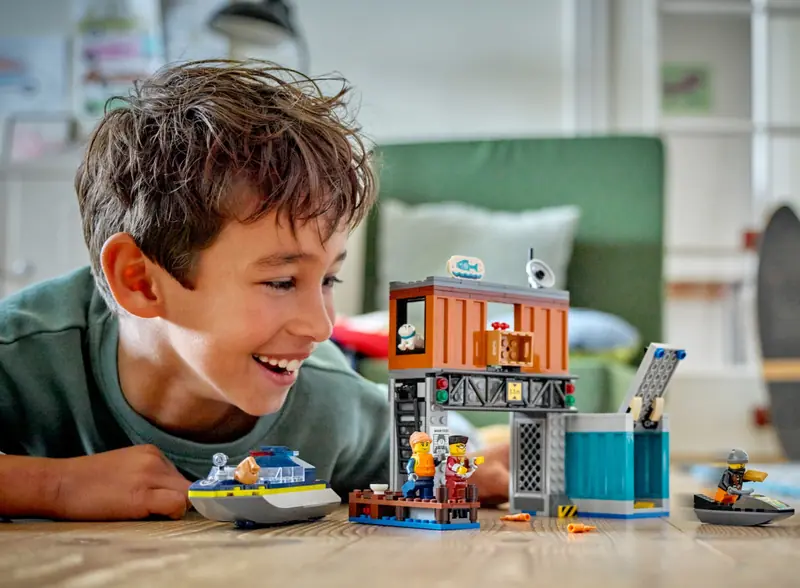 LEGO 60417 Policyjna motorówka i kryjówka złodziejaszków zdjęcie 8