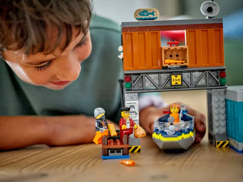 LEGO 60417 Policyjna motorówka i kryjówka złodziejaszków zdjęcie 9
