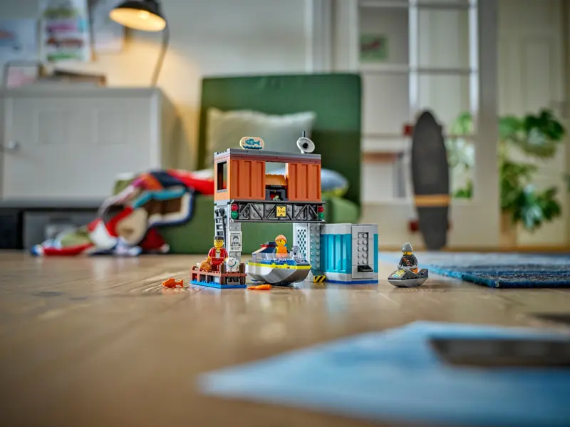 LEGO 60417 Policyjna motorówka i kryjówka złodziejaszków zdjęcie 10
