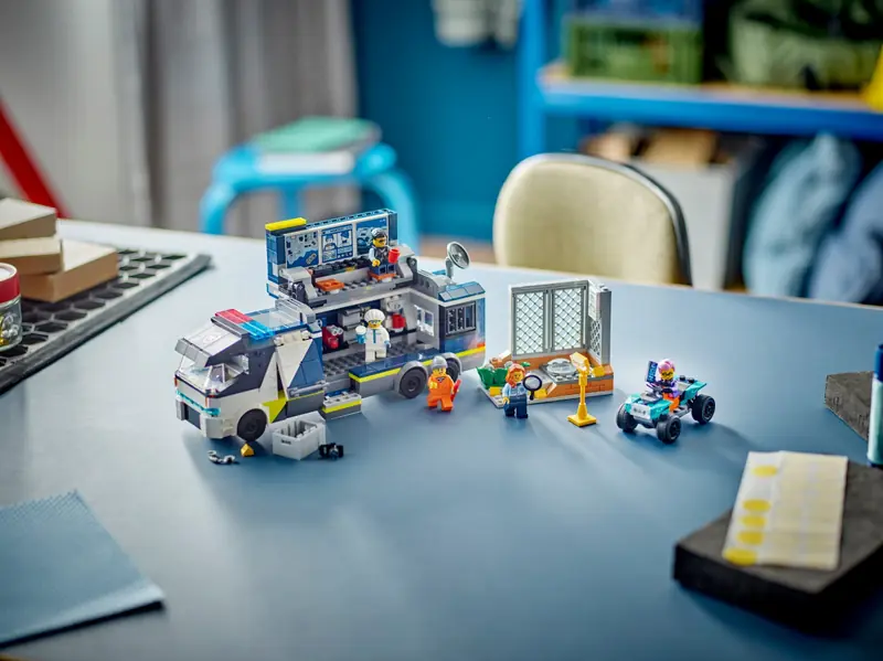 LEGO 60418 Policyjna ciężarówka z laboratorium kryminalnym zdjęcie 9