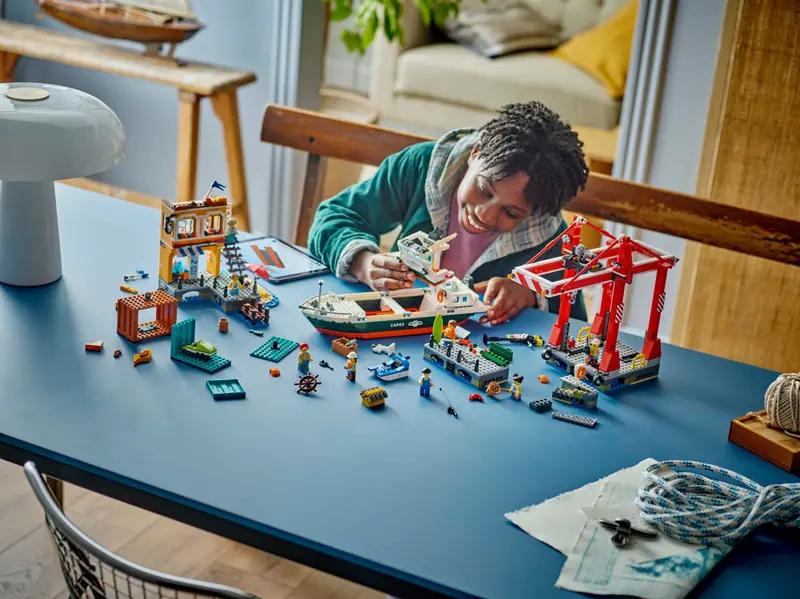 LEGO 60422 Nadmorski port ze statkiem towarowym zdjęcie 12