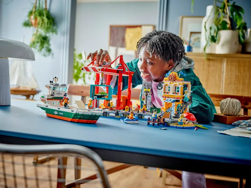 LEGO 60422 Nadmorski port ze statkiem towarowym zdjęcie 10