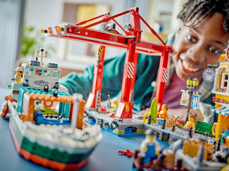LEGO 60422 Nadmorski port ze statkiem towarowym zdjęcie 11