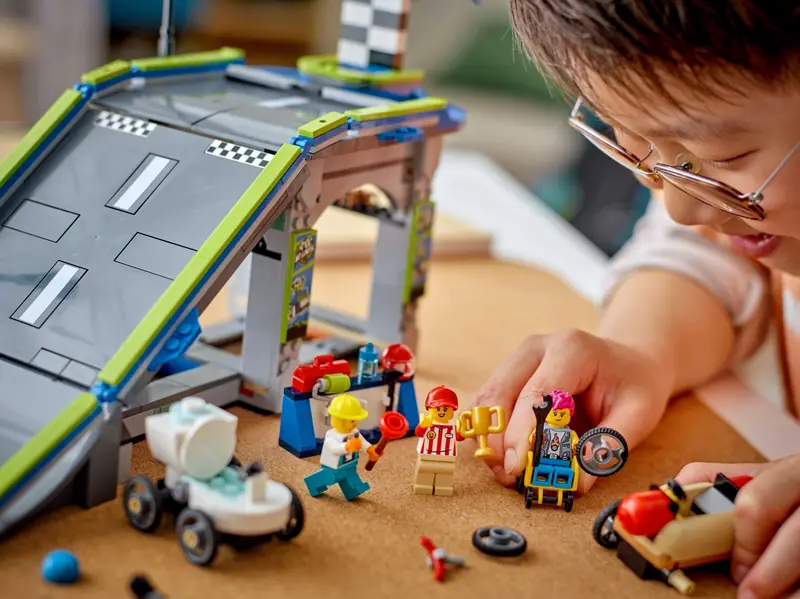 LEGO 60460 Bez granic: tor z rampami dla wyścigówek zdjęcie 8