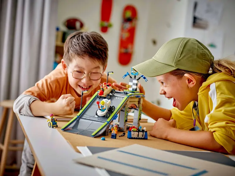 LEGO 60460 Bez granic: tor z rampami dla wyścigówek zdjęcie 9
