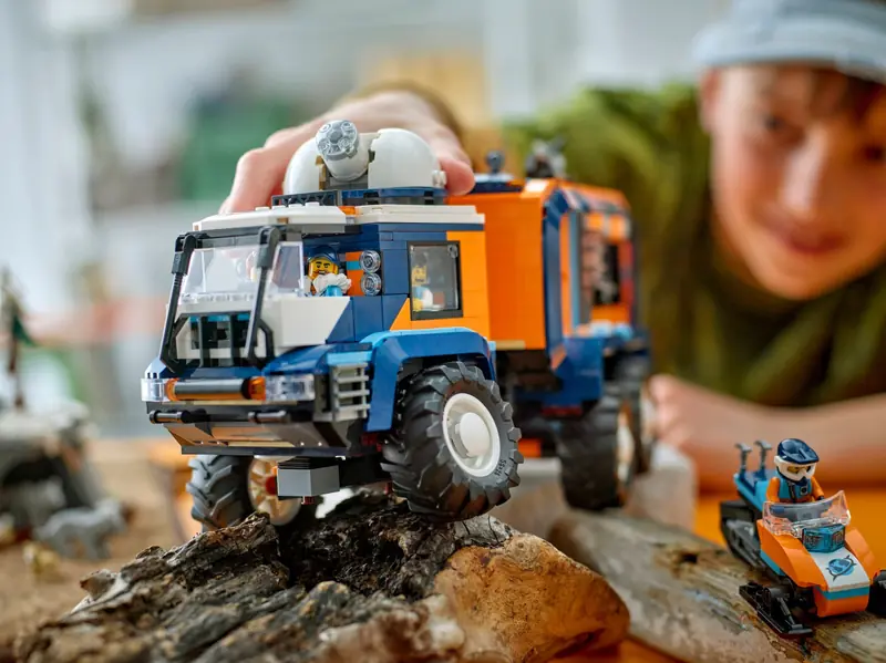 LEGO 60471 Ciężarówka z laboratorium arktycznej odkrywczyni zdjęcie 8