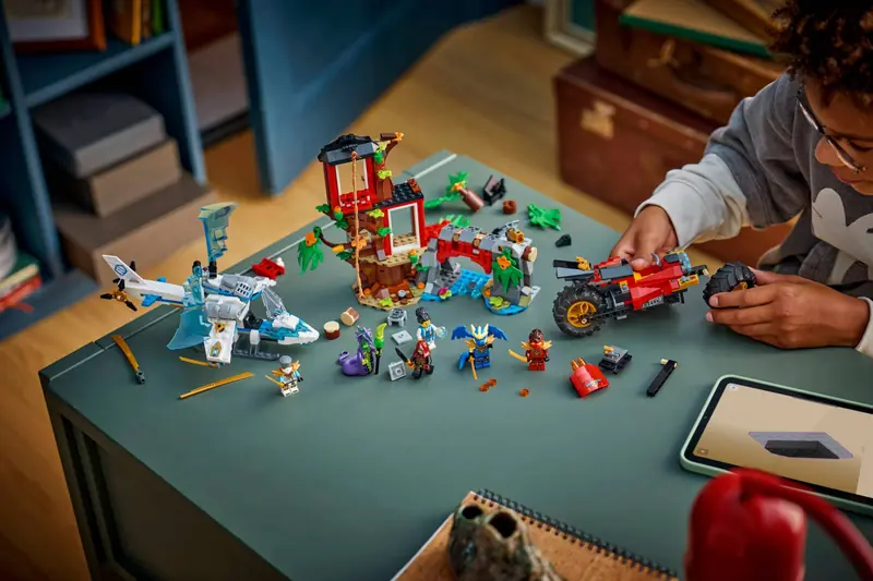 LEGO 71857 Bitwa ninja: domek na drzewie z pojazdami zdjęcie 8