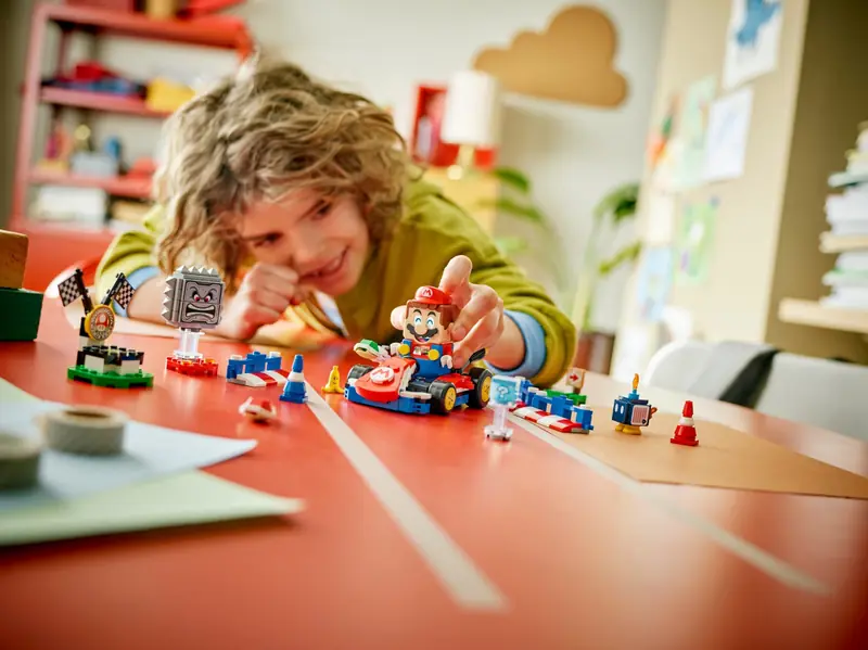 LEGO 72043 Mario Kart - Interaktywna figurka LEGO Mario i Standard Kart zdjęcie 5