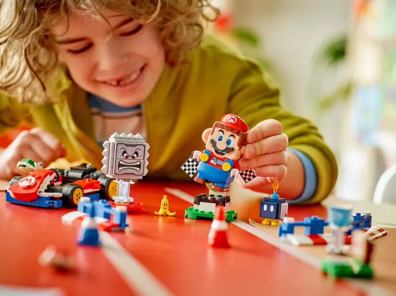 LEGO 72043 Mario Kart - Interaktywna figurka LEGO Mario i Standard Kart zdjęcie 6
