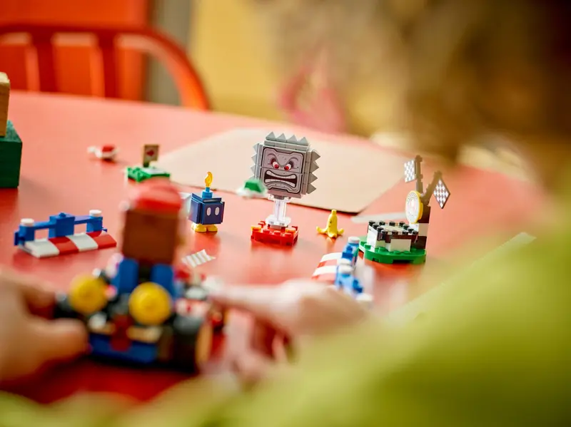 LEGO 72043 Mario Kart - Interaktywna figurka LEGO Mario i Standard Kart zdjęcie 7