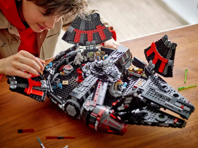 LEGO 75389 Mroczny Sokół Millennium zdjęcie 11
