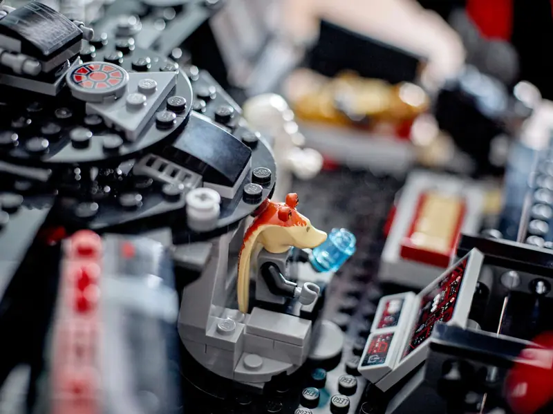 LEGO 75389 Mroczny Sokół Millennium zdjęcie 9