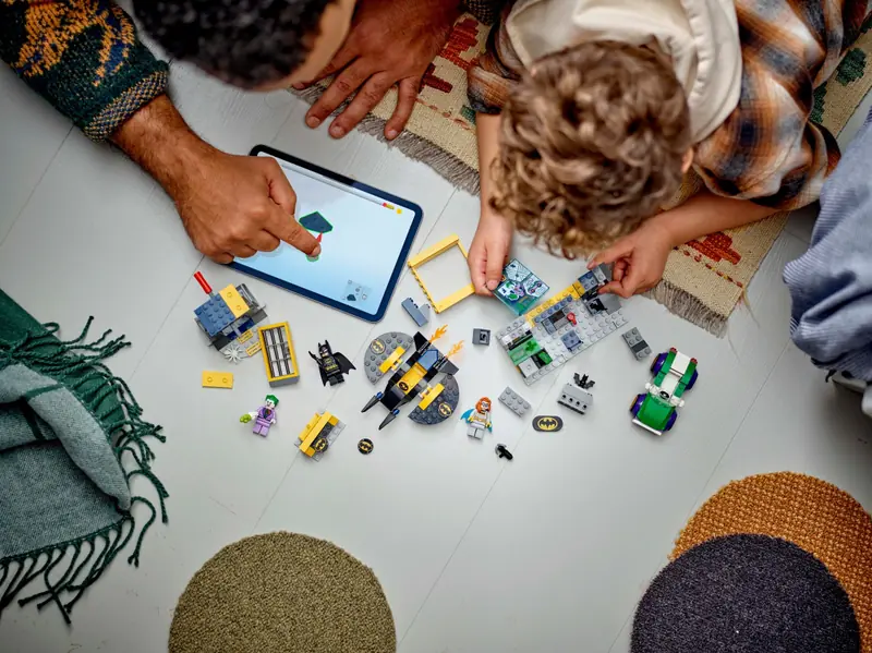 LEGO 76272 Jaskinia Batmana z Batmanem, Batgirl i Jokerem zdjęcie 7