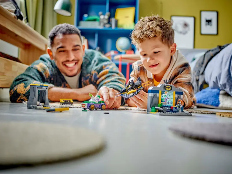 LEGO 76272 Jaskinia Batmana z Batmanem, Batgirl i Jokerem zdjęcie 9