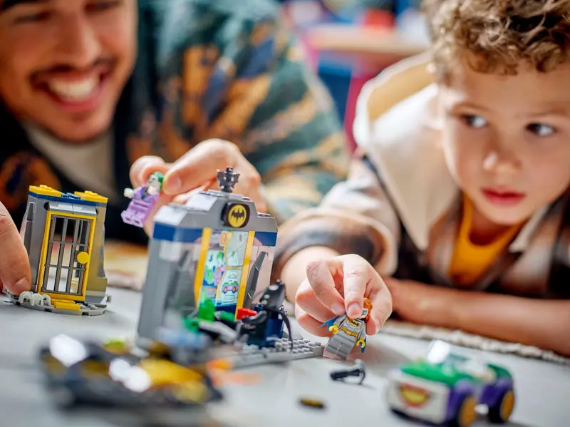 LEGO 76272 Jaskinia Batmana z Batmanem, Batgirl i Jokerem zdjęcie 10