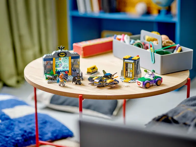LEGO 76272 Jaskinia Batmana z Batmanem, Batgirl i Jokerem zdjęcie 6