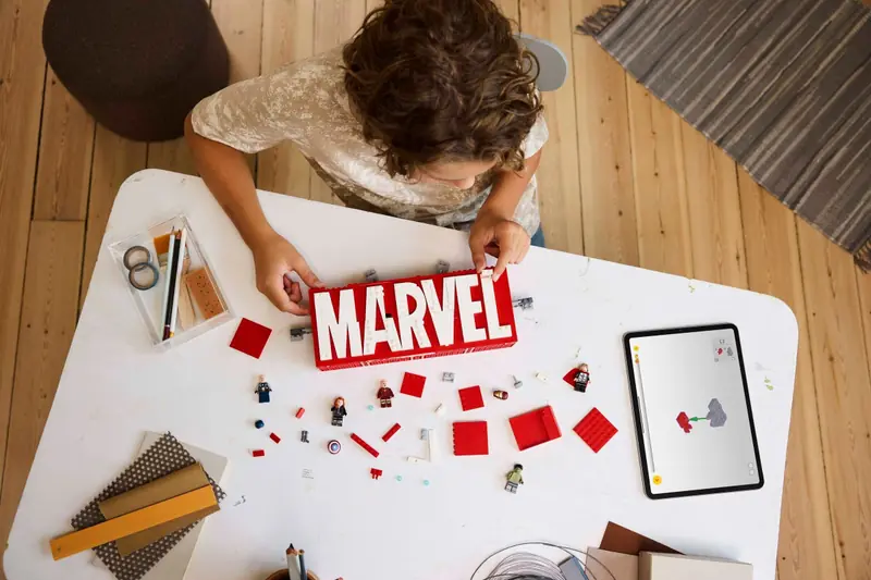 LEGO 76313 Logo MARVEL z minifigurkami zdjęcie 8